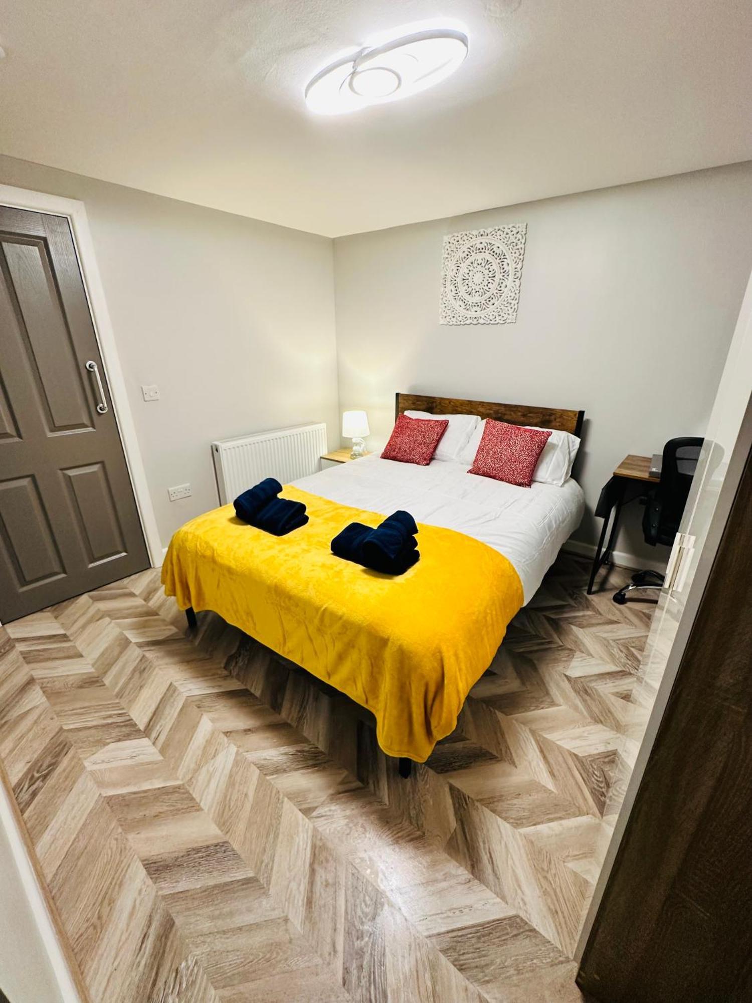 Comfy Studio Flat And Workspace Near Ashton-U-Lyne Station Стейлибридж Екстериор снимка